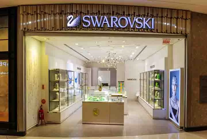 Com uma rede global de boutiques, a marca conseguiu estabelecer uma presença marcante em cidades importantes e destinos de luxo.