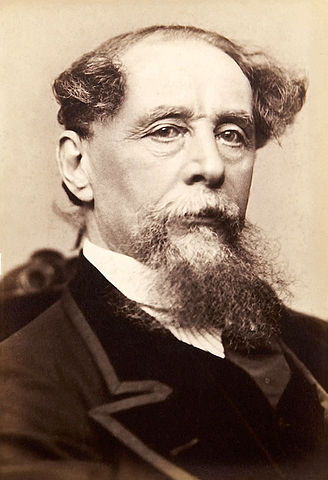 A trama de Charles Dickens se passa na Revolução Francesa e traça um paralelo entre duas cidades , mostrando pobreza, ganância e crime. 