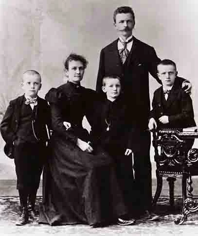 A empresa expandiu suas operações e começou a produzir não apenas cristais para joias, mas também para acessórios e itens de decoração.