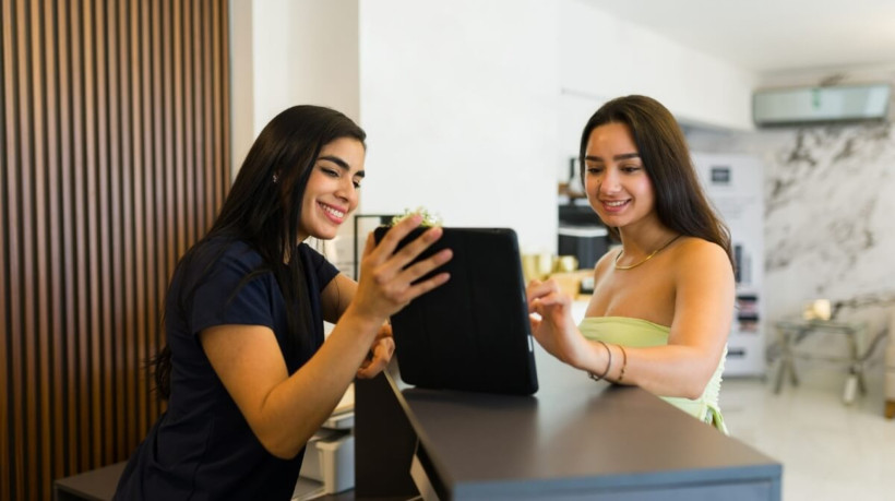 A qualidade do atendimento e a personalização do serviço se tornaram tão importantes quanto o próprio produto para os consumidores (Imagem: antoniodiaz
| Shutterstock) 