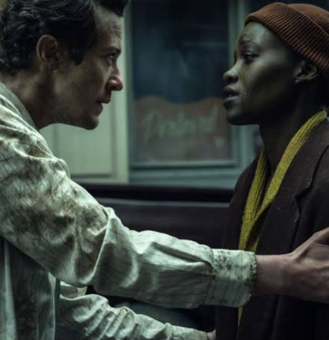 A nova entrega se afasta um pouco da narrativa central, explorando um novo ângulo da trama. O filme amplia a história ao introduzir novas localidades e situações que não foram abordadas anteriormente.