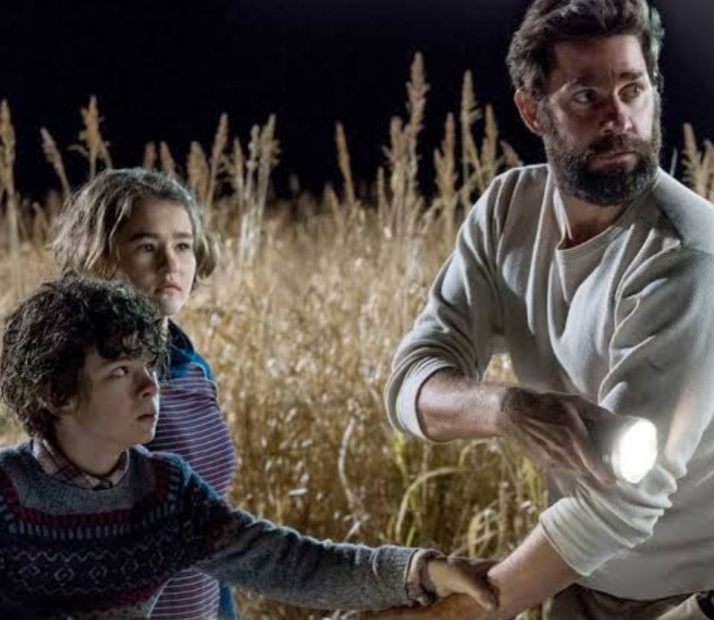 'Um Lugar Silencioso' é um filme norte-americano de 2018, dos gêneros terror pós-apocalíptico, drama e suspense, dirigido por e estrelado por John Krasinski, com roteiro de Scott Beck, Bryan Woods e do Krasinski, famoso por seu papel de 'Jim', na série de comédia 'The Office'.
