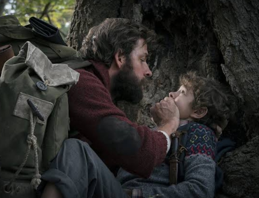No filme, Krasinski interpreta Lee Abbott, que é casado com Evelyn (Blunt), com quem tem três filhos. Regan, Marcus e Beau.