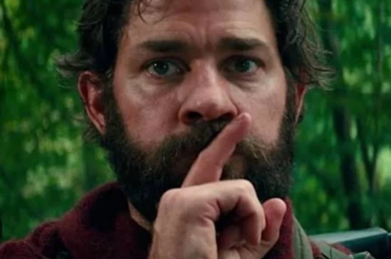 Blunt pediu para o marido fazer o filme sem ela, já que a atriz queria preservar o primeiro filme e não desejava retornar. Para convencê-la, Krasinski mostrou as primeiras páginas do roteiro e contou a ideia da trama. Depois de ler o script, ela foi convencida.