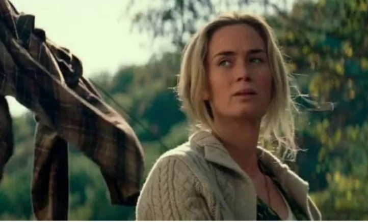 Apesar do enorme sucesso do primeiro filme, o diretor e ator John Krasinski, e a esposa e atriz Emily Blunt, não queriam retornar às funções para uma sequência. Krasinski hesitou por algum tempo, e acabou aceitando, mas Blunt precisou ser convencida pelo marido.