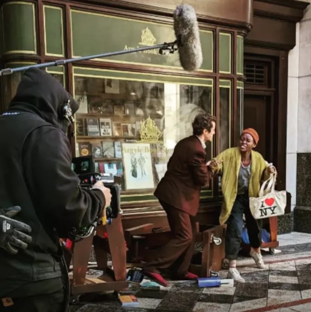 O filme aprofunda o mundo pós-apocalíptico, revelando mais sobre a natureza da ameaça enfrentada pelos protagonistas. Além disso, a trama oferece uma perspectiva mais ampla sobre o impacto do silêncio e as formas como diferentes grupos de pessoas lidam com a crise.