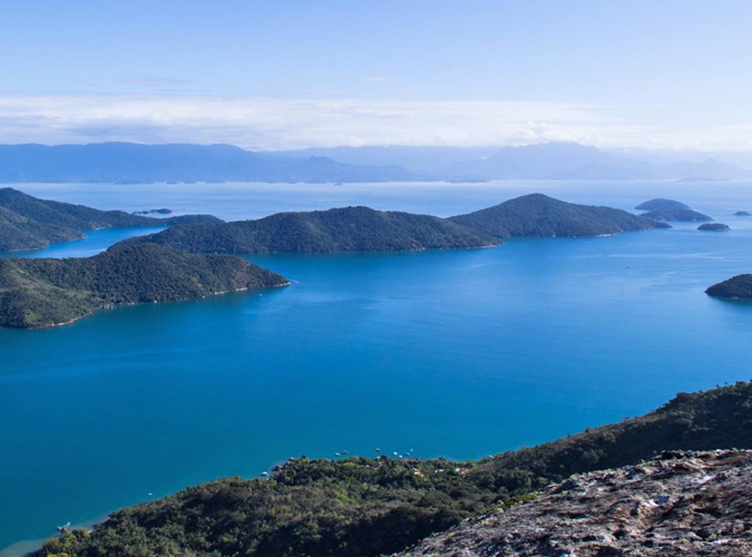 Ao longo do Saco de Mamanguá, cujo acesso é somente feito por trilha ou barco, há mais de 30 praias.  Comunidades pesqueiras se espalham pela região.