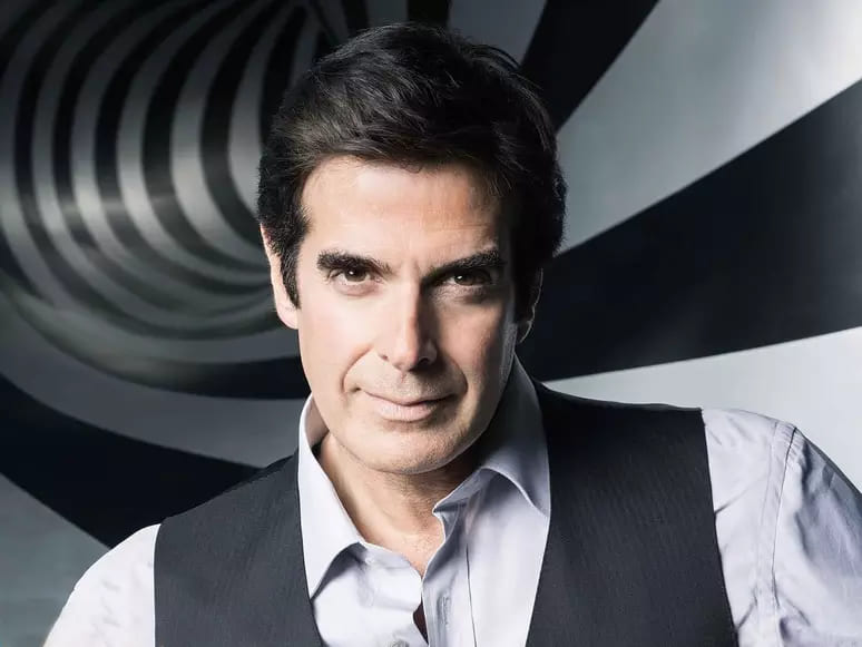 O mágico e ilusionista David Copperfield, um dos mais famosos e populares do mundo, faz aniversário em 16/9.  Nascido em Nova Jersey, David Seth Kotkin  tornou-se mundialmente conhecido ao combinar ilusões espetaculares com a habilidade de contar histórias.