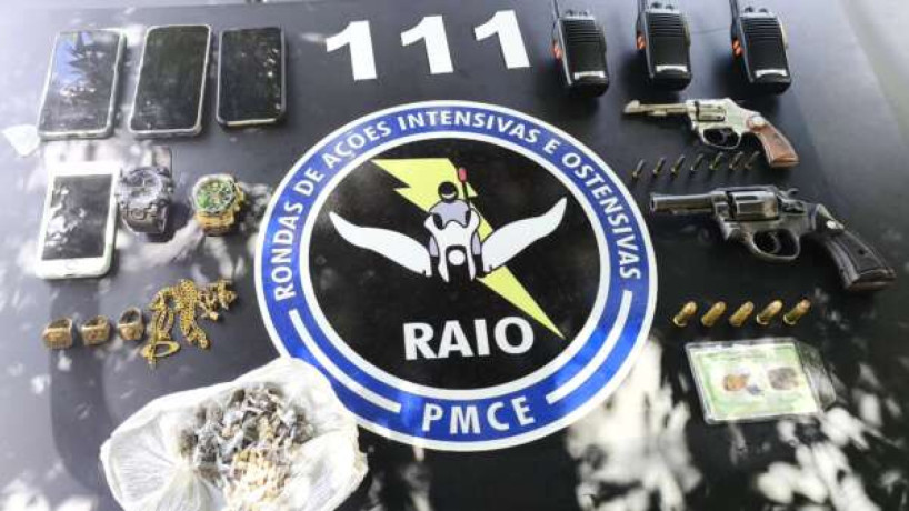 Grupo estava em posse de dois revólveres, 51 pedras de crack e 35 balinhas de maconha 