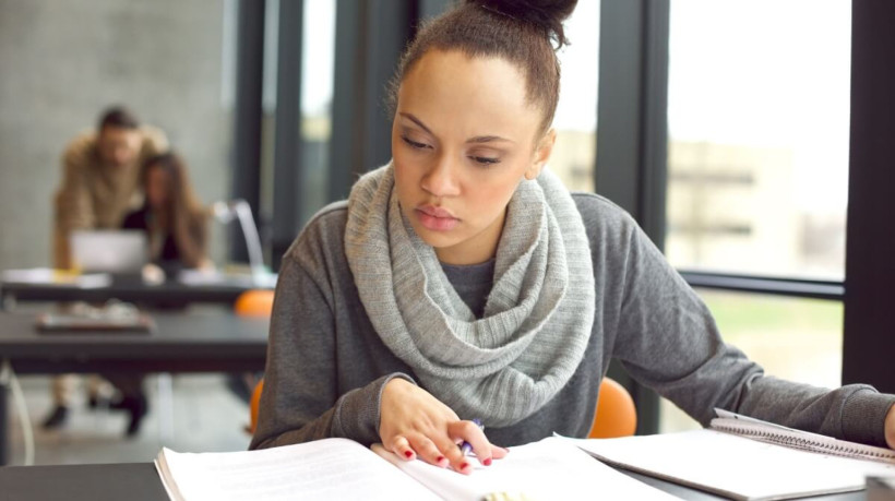 A prova do Enem exige forte interpretação textual devido à interdisciplinaridade nas questões (Imagem: Jacob Lund | Shutterstock)