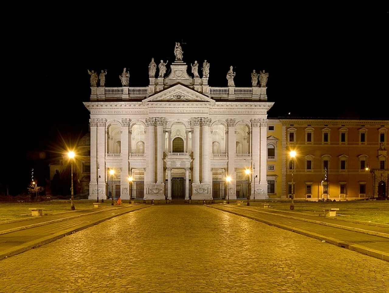 Basílica de São João de Latrão (324 d.C.): A catedral de Roma, é uma das quatro principais basílicas papais e a igreja mais antiga do Ocidente