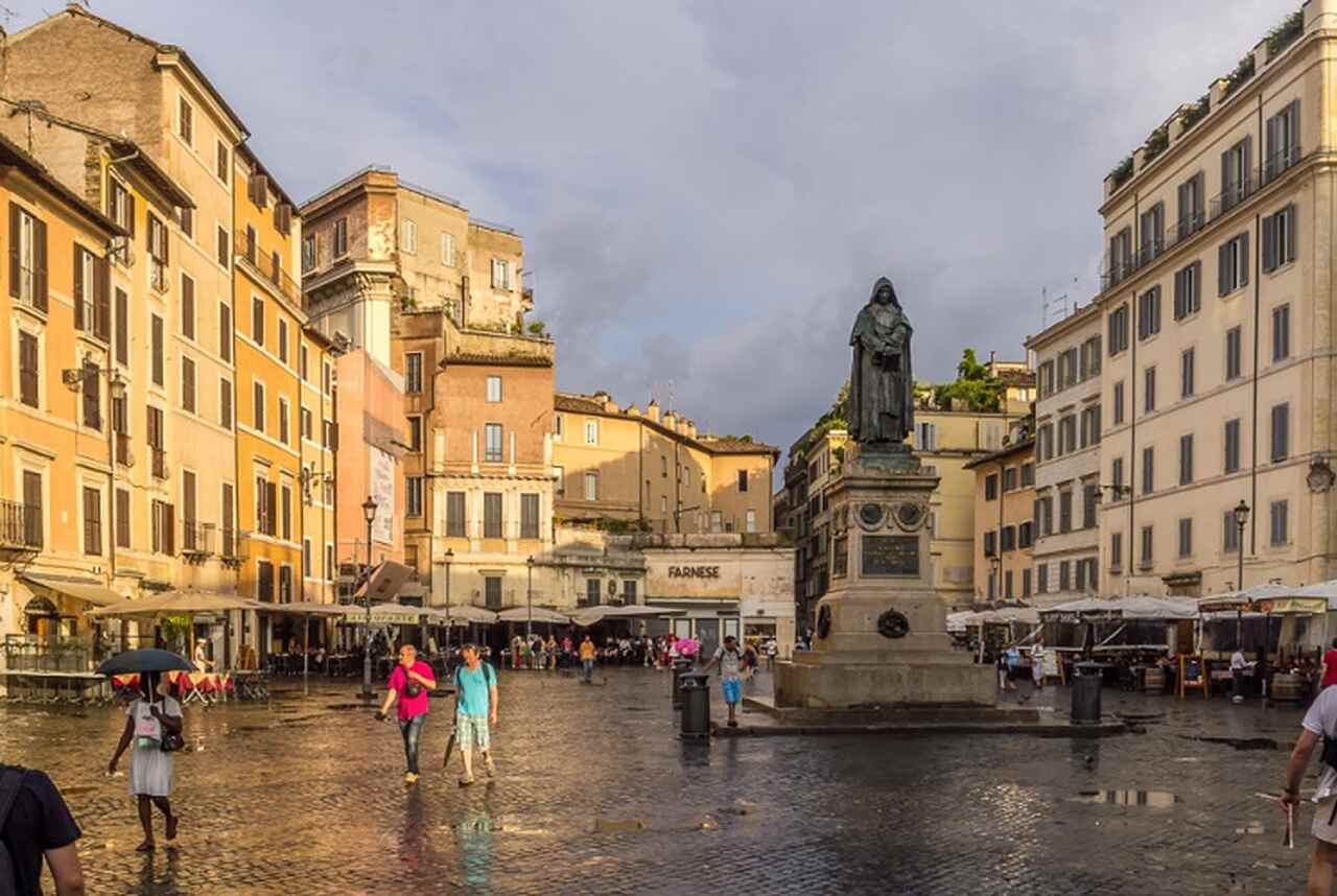 Campo de Fiori (século XV): Uma praça movimentada famosa por seu mercado diário e como o local onde o filósofo Giordano Bruno foi executado em 1600