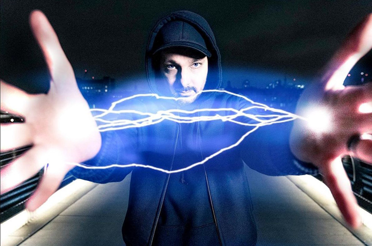 DYNAMO - Steven Frayne nasceu em 1982 e adotou o apelido quando alguém o chamou de Dínamo numa exibição. É conhecido por andar sobre a água e descer andando em prédios, além de atravessar janelas e ler mentes. 