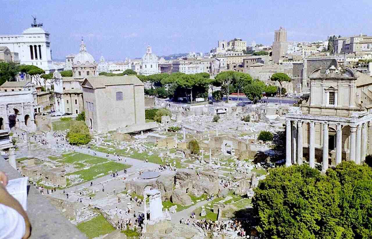 Fórum Romano (século VII a.C.): Antigo centro da vida pública romana, com ruínas de templos, basílicas e mercados. Era o coração político e econômico da Roma Antiga