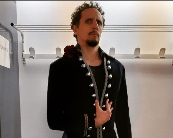 HECTOR MANCHA - O espanhol foi campeão mundial de magia em 2015. Gosta de truques com relógios, carteiras, objetos simples, e de fazer os ingressos de seu show sumirem e reaparecerem. 