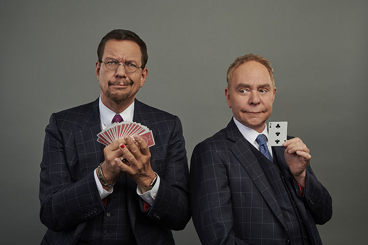 PENN E TELLER - Dupla americana de sucesso nos anos 1980, se diferenciava porque, às vezes, explicava o truque à plateia. Penn nasceu em 1955; Teller em 1948.