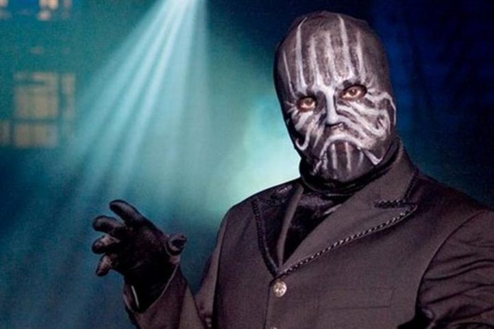 MISTER M - Nascido em 14/6/1956, Leonard Montano, conhecido no Brasil como MIster M e em Portugal como Mágico da Máscara, notabilizou-se por revelar truques do ilusionismo. 