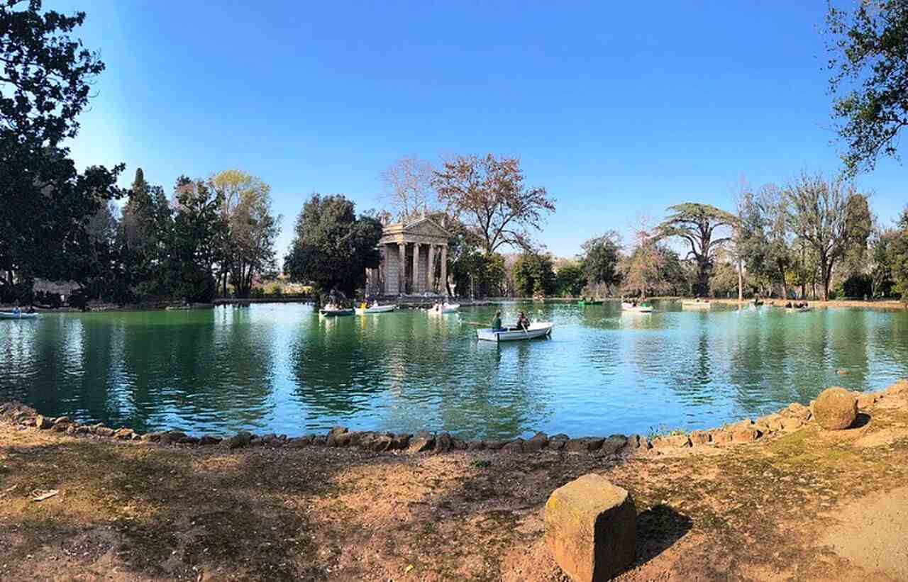 Villa Borghese (século XVII): Um extenso parque público que inclui museus e jardins. A Galeria Borghese abriga obras de mestres como Caravaggio e Bernini