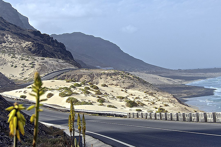 O país é um arquipélago formado por dez ilhas de origem vulcânica. A maior é a Ilha do Sol. Sua capital se chama Praia e tem tudo a ver. Cabo Verde tem belas paisagens à beira-mar. 