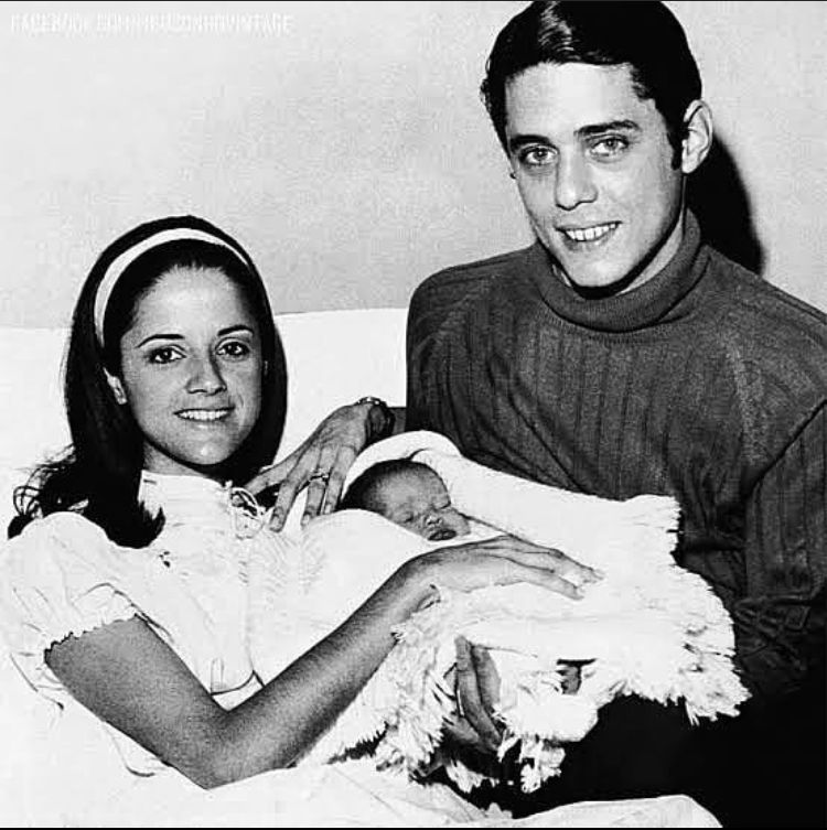 Chico e Marieta têm três filhas: a atriz Sílvia, Helena e Luísa. Eles também têm cinco netos. Um deles é o músico Chico Brown, filho do percussionista Carlinhos Brown.