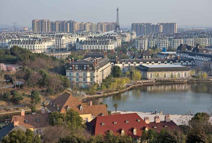 Uma avenida da cidade lembra a Champs-Élysées, sem contar os prédios no estilo do 8º arrondissement parisiense e um parque parecido com o Jardim de Luxemburgo. 