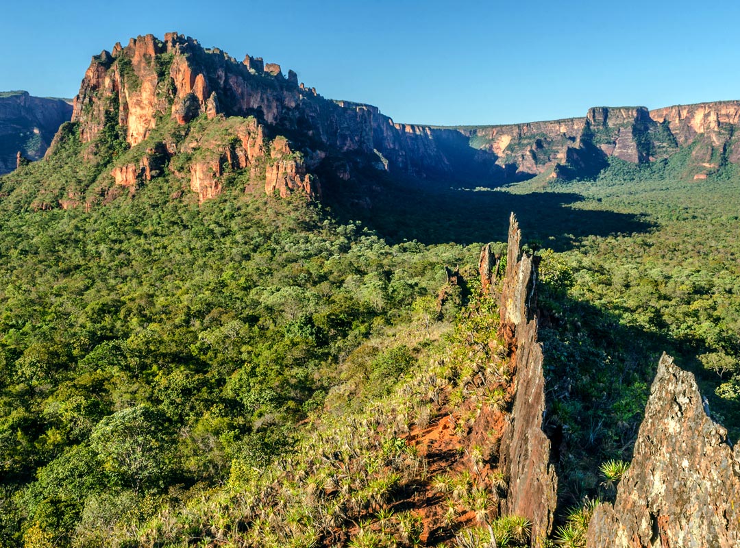 Parque Nacional da Chapada dos Guimarães, Mato Grosso - O parque abrange uma área de aproximadamente 33 mil hectares e é conhecido por suas formações geológicas impressionantes, cachoeiras, cavernas, sítios arqueológicos e rica biodiversidade. É uma região de transição entre o cerrado e a Amazônia, o que resulta em uma grande diversidade de paisagens e ecossistemas. 