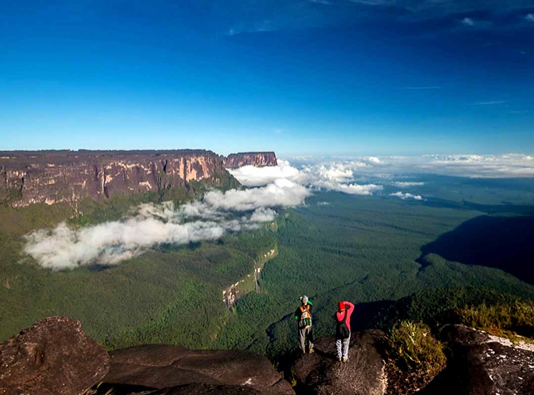 Parque Nacional do Monte Roraima, Roraima - O parque é conhecido por abrigar o famoso Monte Roraima, um platô de arenito com topo plano que tem 2.810 metros de altura. É um dos destinos turísticos mais famosos do Brasil.