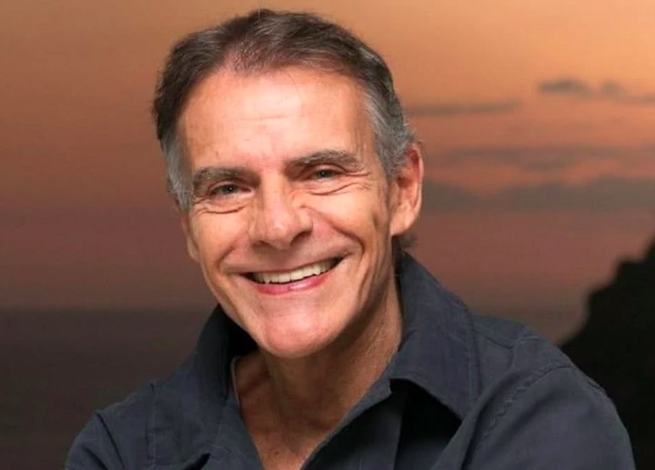 Em março daquele ano, o ator foi alvo de uma polêmica quando um jornal sensacionalista publicou uma matéria alegando que ele havia sido internado com uma cenoura presa no corpo.