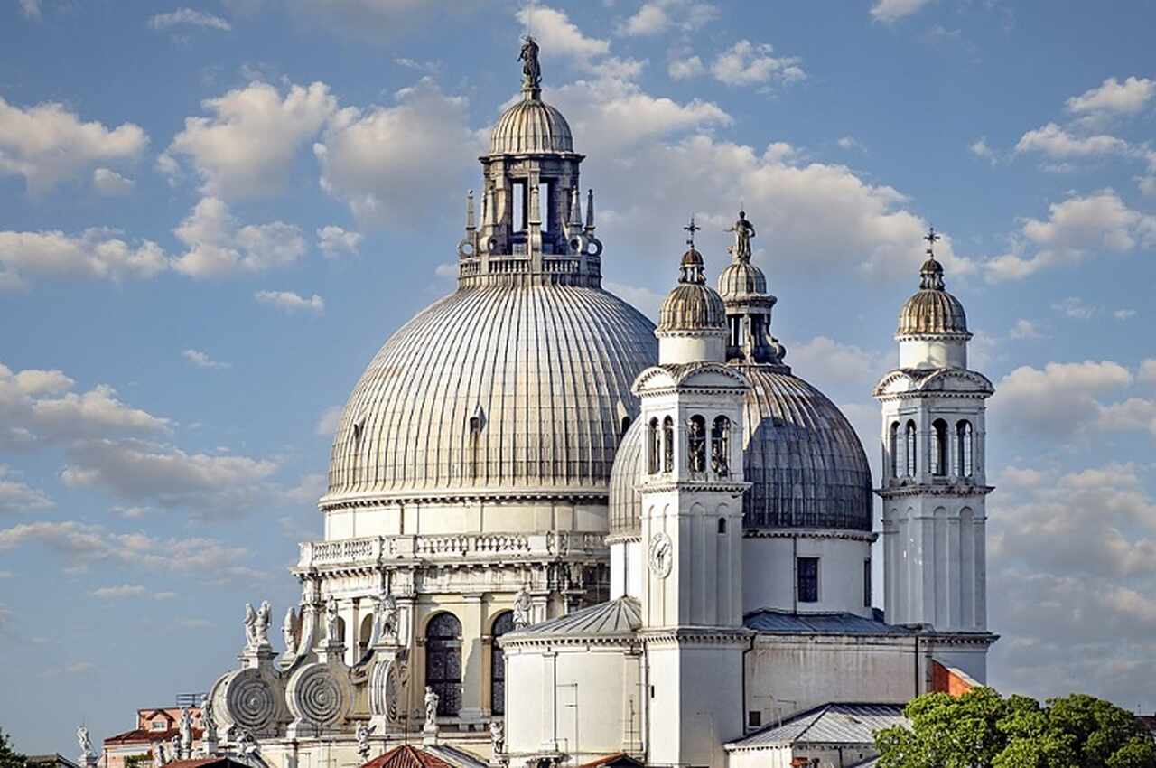Basílica de Santa Maria della Salute (1631-1687): Construída em estilo barroco para celebrar o fim da peste, localizada na entrada do Grande Canal. Suas cúpulas são um dos marcos mais icônicos de Veneza