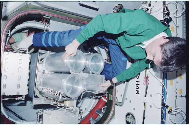 Krikalev ficou em órbita durante 311 dias. O cosmonauta ficou exposto aos riscos da longa permanência no espaço. Entre eles, alterações no sistema imunológico e perda de massa muscular e óssea. Além dos impactos psicológicos e emocionais que a situação provoca.