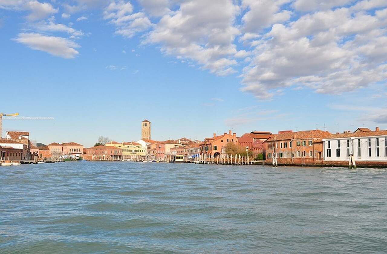 Murano (século XIII): Famosa por sua produção de vidro soprado, esta ilha próxima a Veneza abriga o Museu do Vidro e várias oficinas onde é possível observar artesãos trabalhando