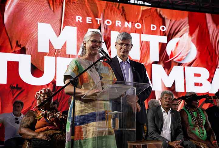 Ao longo de diversos séculos, tesouros culturais de países colonizados foram espalhados pela Europa, inclusive os brasileiros. Por outro lado, um artefato sagrado voltou para o solo nacional, 300 anos depois: um manto dos Tupinambás.