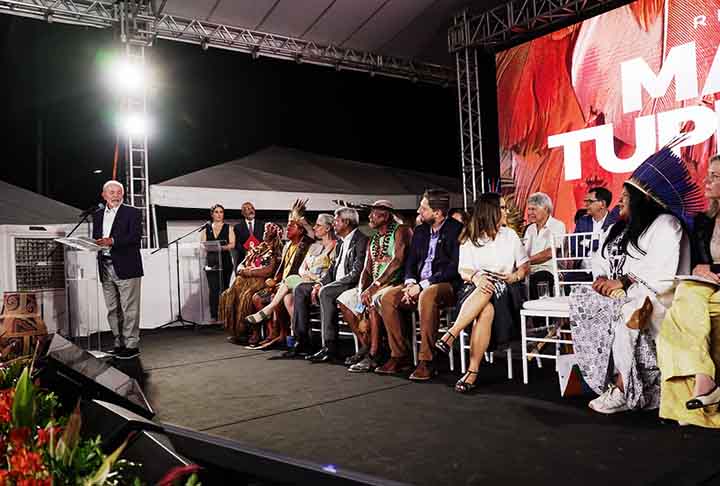 Com saques e o comércio da época, os dinamarqueses se apropriaram de muitos objetos indígenas durante a exploração do Novo Mundo. O manto raro e belo, então, foi parar no acervo do país europeu.