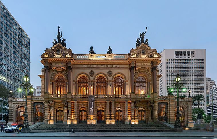 Theatro Municipal - Com estilo arquitetônico eclético, concebido por Ramos de Azevedo e inspirado na Ópera de Paris, foi inaugurado em 1911 e é palco das melhores produções líricas do país. É patrimônio nacional desde 1981. 
