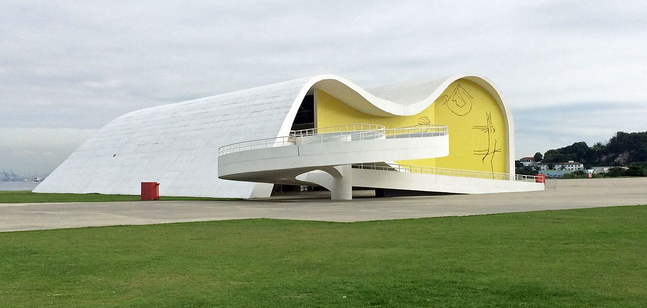 A cidade de Niterói , no RJ, tem obras importantes de Oscar Niemeyer. O  Teatro que leva seu nome foi Inaugurado em 5/4/2007. A construção ondulada tem cerâmica na fachada e vidro que permite à plateia ver a bela paisagem. O acesso é por uma rampa sinuosa. 