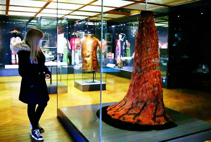  As mantas Tupinambá eram um dos objetos mais procurados no início do século XVI. Várias foram usadas pelos cortesãos durante uma procissão em 1599 na corte do Duque de Württemberg, em Stuttgart., completou. 