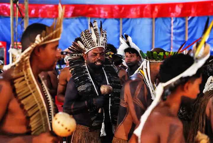 O escritor Eduardo Bueno, baseado nos escritos de Teodoro Sampaio, afirma que o termo tupinambá é oriundo do tupi. Ele significa descendentes dos primeiros pais, através da junção dos termos tuba (pai), ypy (primeiro) e abá (homem).