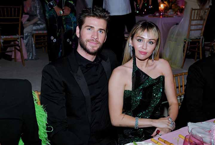 Sua vida pessoal também foi alvo de grande atenção midiática, especialmente seu relacionamento de longa data com o ator Liam Hemsworth.