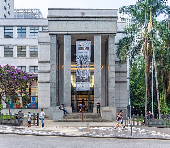 Biblioteca Municipal Mário de Andrade - Fundada em 1925, é a segunda com maior acervo do país, perdendo apenas para a Biblioteca Nacional, no Rio de Janeiro. Sua arquitetura em art déco atrai os olhares pela beleza. 