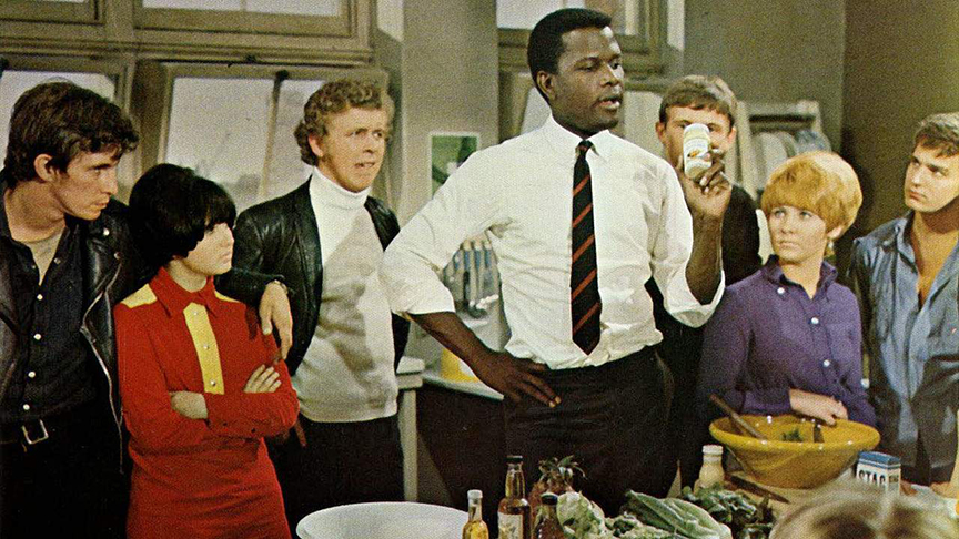  Em Ao Mestre, com Carinho (1967), Poitier vive um engenheiro desempregado que aceita dar aulas numa escola barra-pesada onde estudantes desordeiros tentam afastá-lo da função. Mas ele trata todos com respeito na luta contra o comportamento hostil. O filme marcou época e influenciou gerações. 