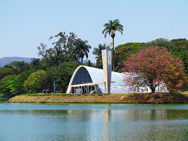 Em Belo Horizonte (MG), a beleza da Igreja de São Francisco de Assis chama atenção às margens da Lagoa da Pampulha. Na capela, Niemeyer fez experimentos com concreto armado, deixando de lado a laje sob pilotis, e criou uma abóbada parabólica em concreto, até então só usada em hangares. 