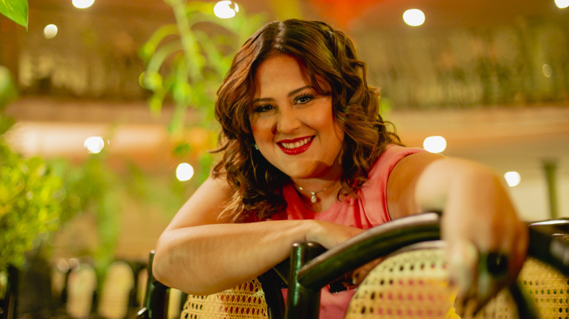 Cantora Mel Mattos se apresenta na Esta&ccedil;&atilde;o das Artes neste domingo, 3 (Foto: Aur&eacute;lio Alves/O POVO)