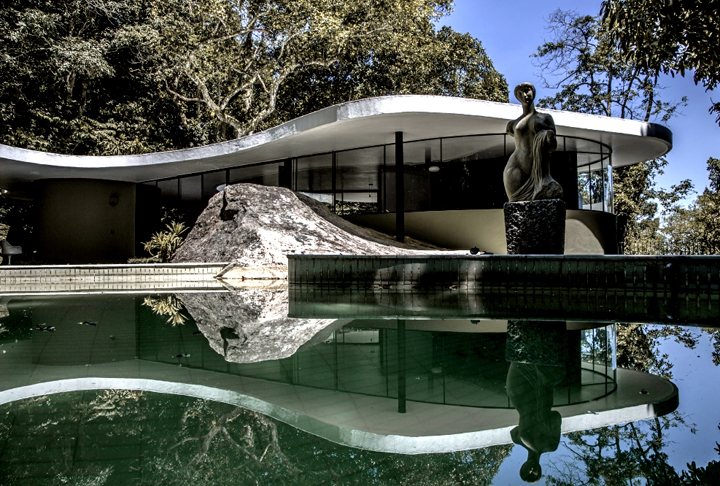 Casa das Canoas - A casa onde Niemeyer viveu a partir da década de 50 foi projetada por ele mesmo e inaugurada em 1953, na Rua Carvalho de Azevedo, em São Conrado, zona sul do Rio de Janeiro. Ele integrou espaços arquitetônicos abertos com ambiente natural de rocha, vegetação e água.