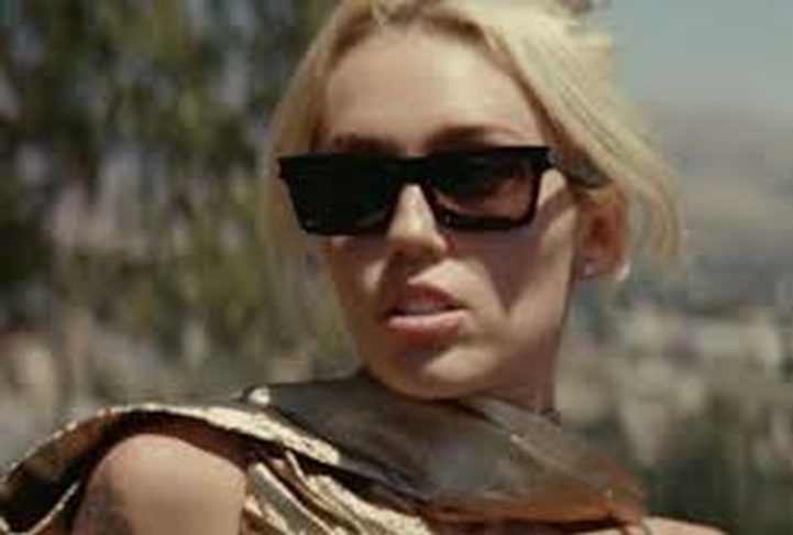 Conforme informações do TMZ, Cyrus é acusada de plagiar a música When I Was Your Man em sua faixa Flowers, que foi premiada com o Grammy de Gravação do Ano em fevereiro.