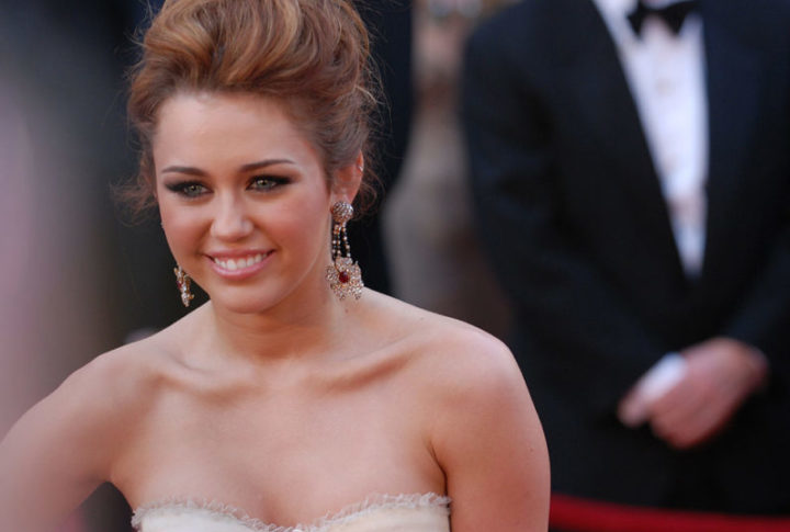 Em 2014, Cyrus fundou a Happy Hippie Foundation, uma organização que apoia jovens sem-teto, da comunidade LGBTQ+ e outros grupos vulneráveis.