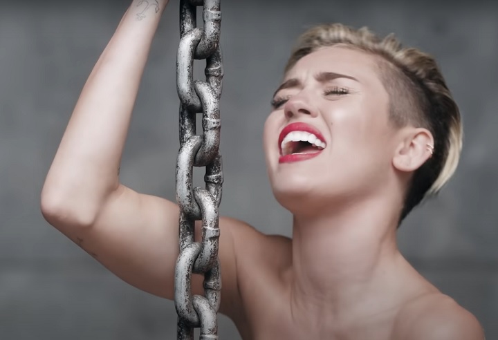 O videoclipe de Wrecking Ball, em que Miley aparece sem roupa sobre uma bola de demolição, gerou grande repercussão na mídia e se tornou um dos momentos mais icônicos de sua carreira.