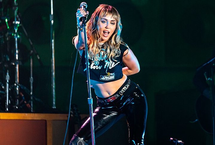 A versatilidade de Cyrus como artista é evidente em suas colaborações com artistas de diferentes estilos e em suas performances ao vivo, que sempre atraem a atenção do público.