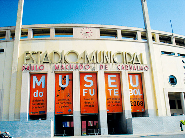 Museu do Futebol - Foi criado dentro do Estádio Municipal Paulo Machado de Carvalho, o Pacaembu, na zona oeste paulistana.  O espaço cultural mostra a história do futebol desde a chegada da modalidade ao Brasil até os dias atuais e exalta a importância do esporte na vida dos torcedores.