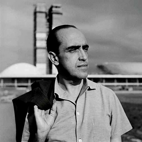 Nascido em 15/12/1907 no Rio de Janeiro, Niemeyer se formou pela Escola Nacional de Belas Artes e UFRJ e criou uma coleção de obras premiadas, que representaram avanços no setor. Ele morreu em 5/12/2012 (10 dias antes de seu 105º aniversário).  Além do Caminho Niemeyer, veja outras de suas obras mais notáveis. 