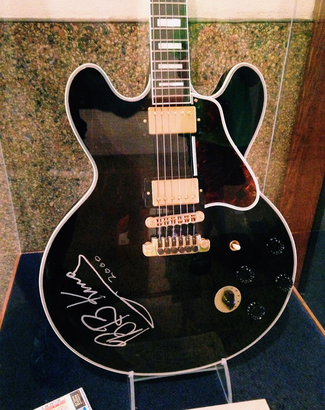 King desenvolveu um estilo único, usando vibratos sutis e solos expressivos. Sua guitarra, chamada Lucille, tornou-se famosa pelo seu som emocional e pelo modo como ele conseguia fazer a guitarra falar.